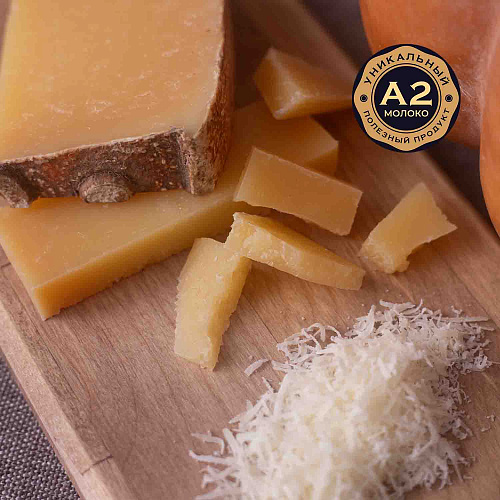 Крафтовый твёрдый сыр в фирменной упаковке